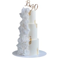 Свадебный торт с золотыми инициалами №3777