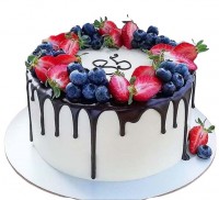 Торт с ягодами и шоколадными подтеками №2532