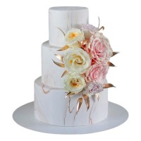 Трехъярусный свадебный торт с цветами №3759