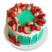 Зеленый торт с клубникой и шоколадками №3960