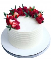 Белоснежный торт с клубникой и малиной №2392