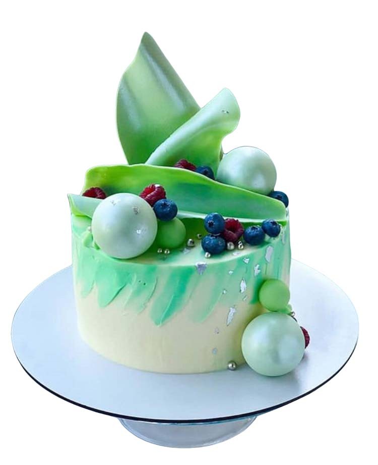 Торт бело-зеленый с ягодами и шариками – заказать с доставкой