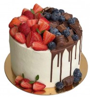 Торт с ягодами и шоколадками №2562