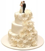 Торт свадебный с фигурками молодоженов и цветами №864