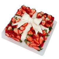 Клубничный торт с большим белым бантиком №4033