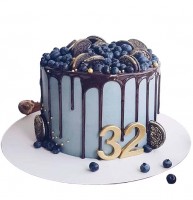 Торт на 32 года с ягодами и сладостями №2415