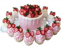 Торт с капкейками и клубникой №2234